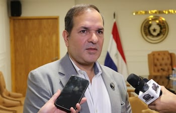 Arnaldo Samaniego (Senador ANR) en entrevista con medios de comunicación.