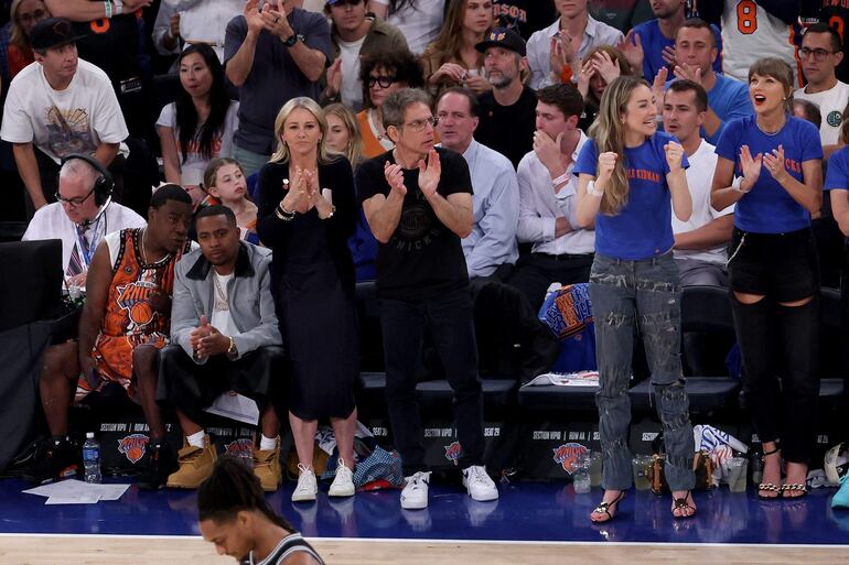 Christine Taylor, Ben Stiller, Este Haim y Taylor Swift en primera fila del cuarto partido de las Finales de la NBA. (Al Bello/Getty Images/AFP)

