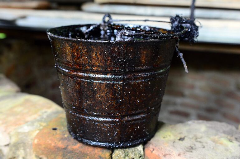 Un balde con agua contaminada con hidrocarburos debido al fracking realizado a solo metros de su comunidad en San Andrés, en Papantla, estado de Veracruz, el 11 de abril de 2026.