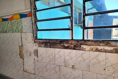 Paredes con moho y baldosas sueltas, en uno de los pasillos del Hospital General Barrio Obrero.