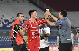 El portero de Recoleta FC, Óscar Toledo recibe las felicitaciones de uno de los referentes, Juan Isidro Núñez y algunos componentes de staff "canario".