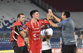 El portero de Recoleta FC, Óscar Toledo recibe las felicitaciones de uno de los referentes, Juan Isidro Núñez y algunos componentes de staff "canario".