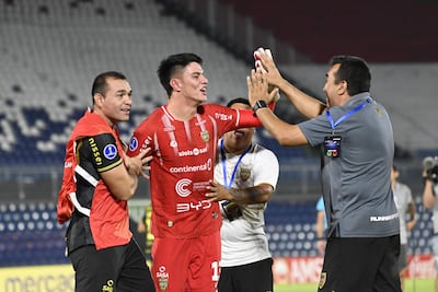 El portero de Recoleta FC, Óscar Toledo recibe las felicitaciones de uno de los referentes, Juan Isidro Núñez y algunos componentes de staff "canario".