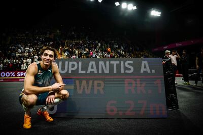El sueco Armand Duplantis, doble campeón olímpico del salto con garrocha, mejoró una vez más su récord del mundo al elevarlo un centímetro, hasta 6,27 metros.