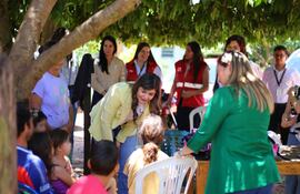 Momento en que autoridades municipales y nacionales visitaron a las familias para verificar la situación de los niños.