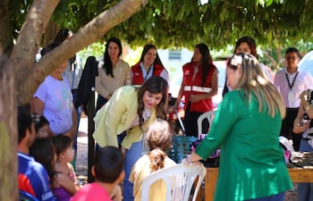 Momento en que autoridades municipales y nacionales visitaron a las familias para verificar la situación de los niños.