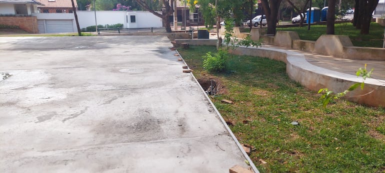 La cancha "multiuso" de hormigón recién se empezó a construir tras el ingreso de la Municipalidad al predio.