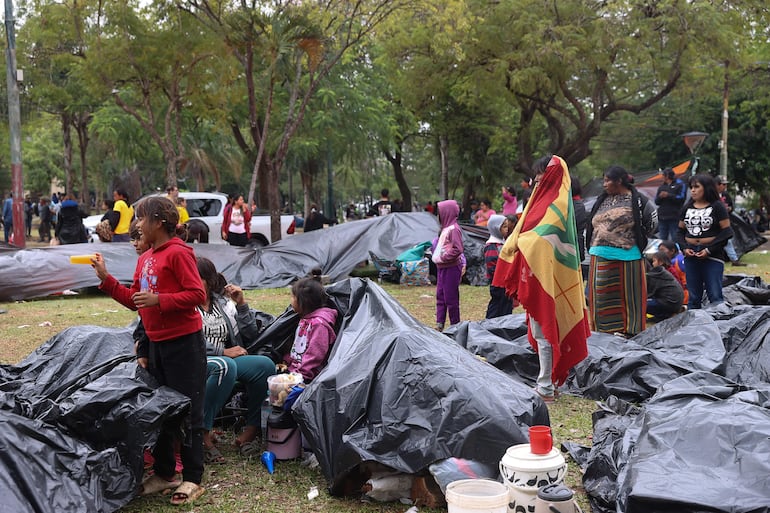 AME224. ASUNCIÓN (PARAGUAY), 18/08/2026.- Personas participan en una manifestación que exige presupuesto para la construcción de viviendas rurales, este martes, en Asunción (Paraguay). EFE/ Juan Pablo Pino