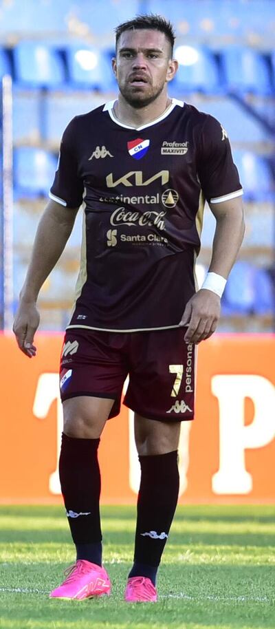 Edgardo Daniel Orzusa (33 años), volante de la Academia.