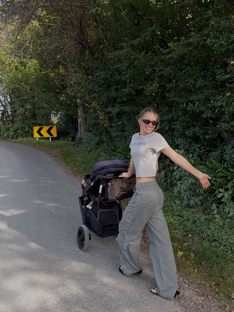 Mamá Michelle Peters paseando con Baby Payne. (Instagram/Michelle Peters)