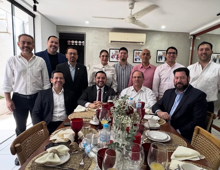 Luis Bello (ANR-HC), intendente de Asunción, Camilo Pérez, candidato cartista a la Intendencia y concejales cartistas de Asunción, junto a Jorge "Turi" Cappello, secretario privado del presidente Santiago Peña.