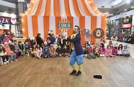 Numerosos niños participaron del circo montado en el Shopping Mariano.