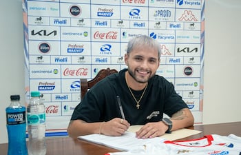 El talentoso mediapunta, David Josué Colmán Escobar (27 años) estampando la firma que lo une a Nacional.