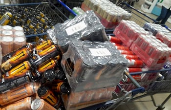 Productos retenidos por INAN por falta de registro sanitario, en un supermercado mayorista.