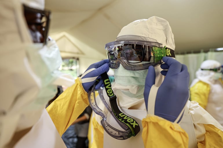 Personal sanitario voluntario asiste a una sesión de formación sobre respuesta a emergencias por ébola impartida por Médicos Sin Fronteras (MSF) en su centro de simulación de Ongata Rongai, en el condado de Kajiado (Kenia)
