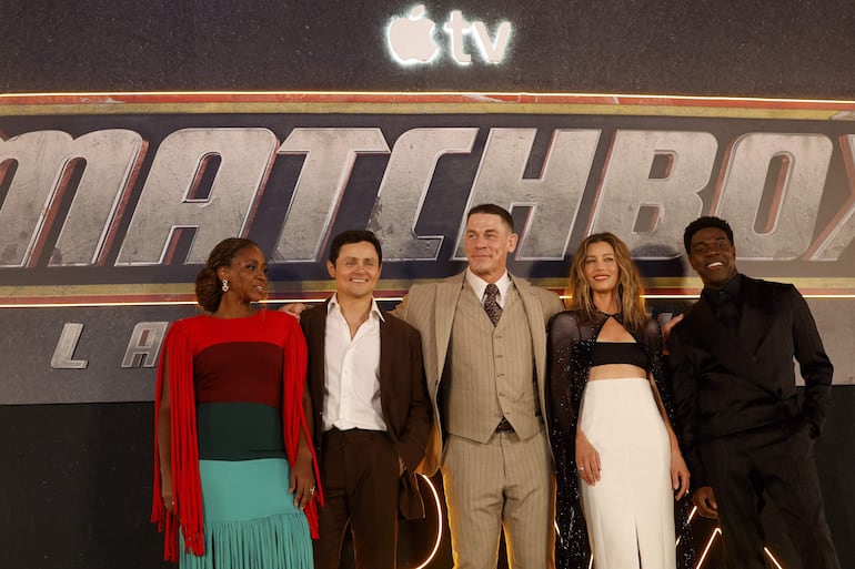 John Cena con sus compañeros de reparto Teyonah Parris, Arturo Castro, Jessica Biel y Sam Richardson en la premier de Matchbox en México. (EFE/ Sáshenka Gutiérrez)
