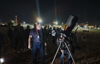Gran convocatoria en la Costanera para ver el eclipse lunar.