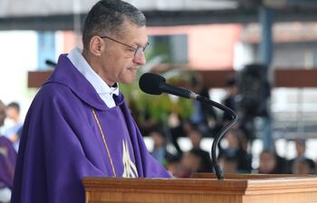 El presbítero César Villagra, administrador apostólico de las FF.AA y la Policía Ncional predicó la misa en el último día del novenario de la Virgen de Caacupé.