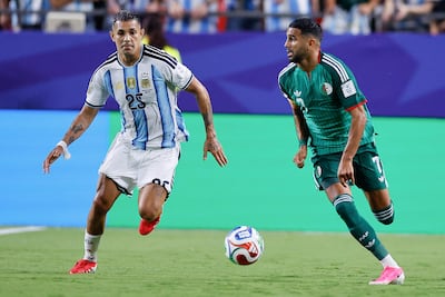 Facundo Medina (27 años), en plena tarea defensiva contra Riyad Mahrez, en la victoria de Argentina sobre Argelia 3-0, mediante las anotaciones del estelar Lionel Messi.