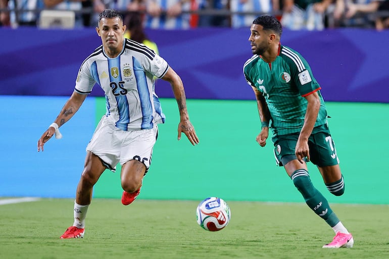 Facundo Medina (i) de Argentina disputa el balón con Riyad Mahrez de Argelia este martes, en un partido del grupo J del Mundial de la FIFA 2026 entre Argentina y Argelia en el estadio Arrowhead en Kansas (Estados Unidos).