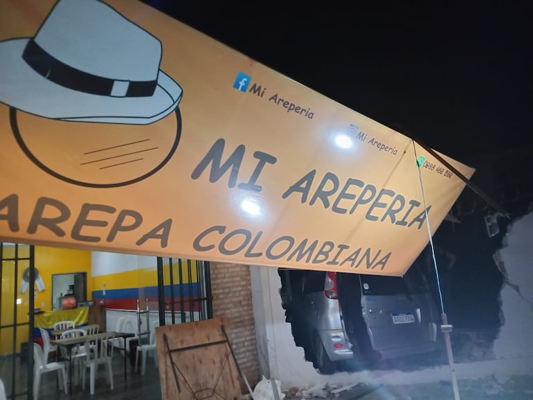 El local de venta de comidas también se vio afectado por el choque.