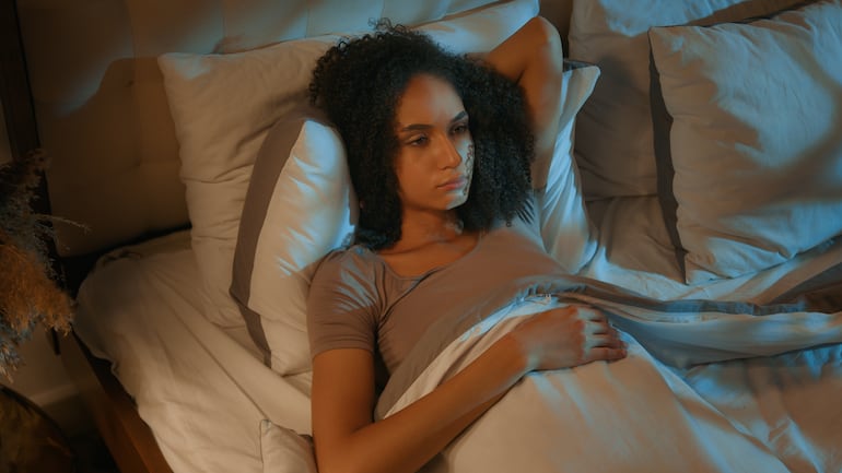 Mujer no puede dormir.