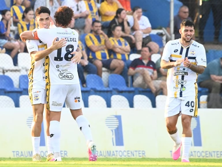 Los jugadores de Sportivo Trinidense celebran un gol en el partido frente a Sportivo Luqueño por la fecha 2 del torneo Clausura 2026 de la Primera División de Paraguay en el estadio Luis Salinas, en Itauguá, Paraguay.
