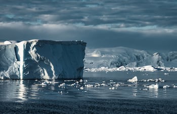 Grandes icebergs flotan en el océano Antártico. Imagen ilustrativa.