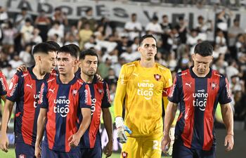 El capitán de Cerro Porteño, Roberto Junior Fernández (36 años), abandona el campo de juego con sus compañeros tras la derrota sufrida en el clásico contra Olimpia por 2-1, en el Defensores del Chaco.