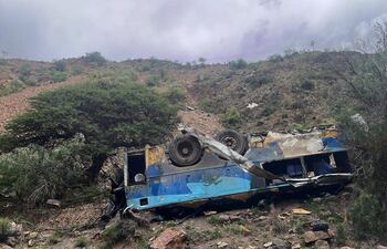 Fotografía cedida por la Policía Boliviana de un autobús accidentado este lunes, en Potosí (Bolivia). Al menos 31 personas murieron y 15 resultaron heridas en Bolivia después de que un autobús de transporte interprovincial cayó por una hondonada de unos 800 metros tras salirse de la carretera, en la región andina de Potosí, informó la Policía.