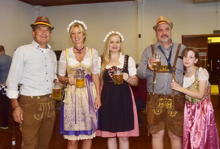 Jorg Herrera, Marly Herrera, Jessica Voth, Matthias Mette y Maike Mette.