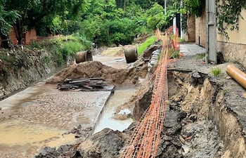 Dasegüe pluvial de Santo Domingo: raudales erosionan el suelo y ponen en riesgo las casas vecinas a la obra.