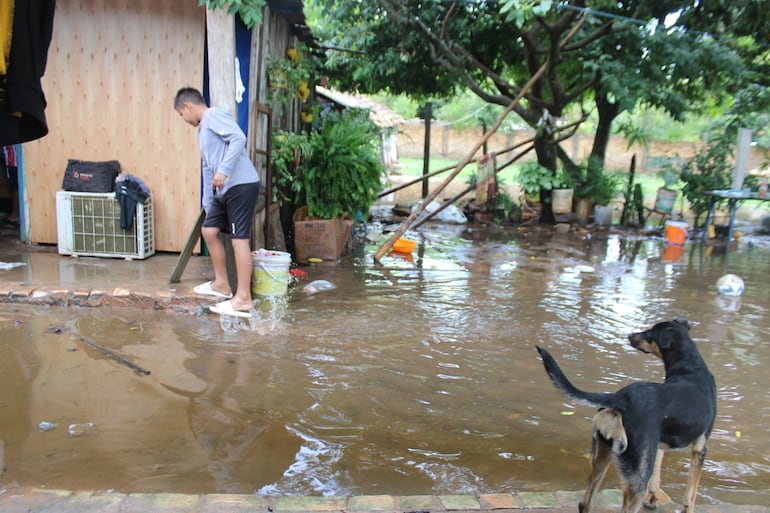 El agua ingresó a varias viviendas, aunque no se registraron muchas pérdidas materiales, salvo algunos colchones afectados.