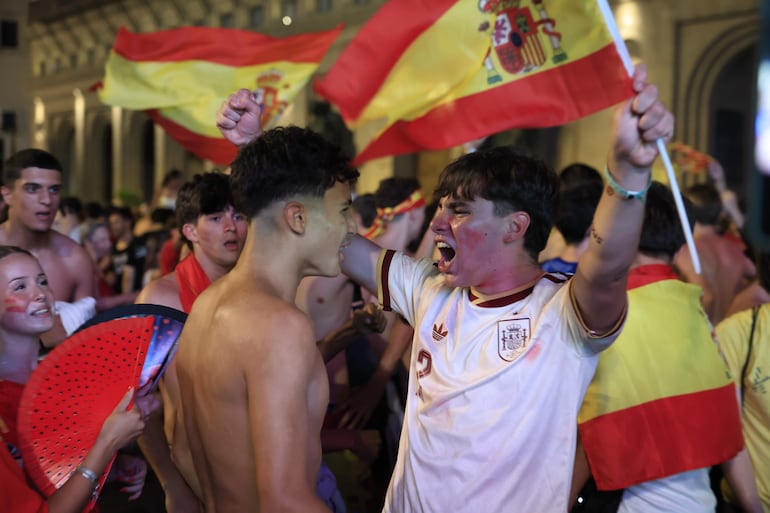 ZARAGOZA, 14/07/2026.- Aficionados celebran la victoria de España en las semifinales del Mundial 2026, tras derrotar a Francia en Zaragoza.