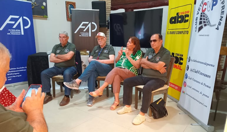 Pedro Servín Fabio, José María Troche, Estela Mareco y Darío Abelardo Cárdenas integraron una selecta mesa redonda para hablar sobre el periodismo de ayer y hoy.