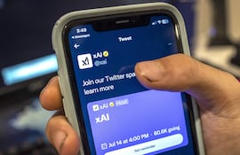 Una persona sosteniendo un celular con la aplicación xAI en Miami (Estados Unidos).