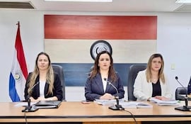 El Tribunal de Sentencia de la Circunscripción Judicial de Misiones, conformado de izquierda a derecha por Patricia Elena Maidana, Cynthia Lorena Marecos y Cynthia Vega Martínez.