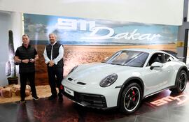 Jorge Puschkarevich, gerente de Porsche Paraguay, y Miguel Carrizosa, presidente de Diesa S.A.