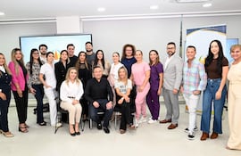 Grupo de personas sonrientes en el Centro de Medicina Estética Corppolive, usando gafas y relojes de pulsera, disfrutando del ambiente relajado.