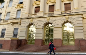 Entrada principal del Banco Nacional de Fomento. Esta entidad es la que más saldos de fondos del Estado tiene depositados.