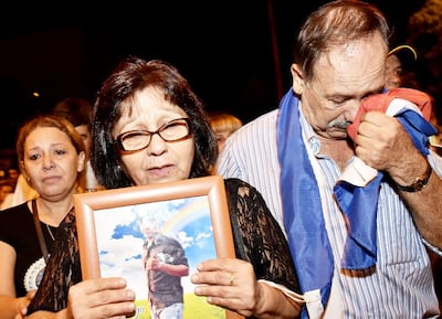 Felicita Arrúa viuda de Quintana sostiene una fotografía de Rodrigo Quintana, Don Fidelino Quintana la acompaña. El mismo falleció el 28 de mayo pasado.