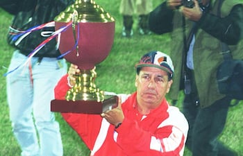 Juan Desiderio Zacarías (+), histórico entrenador de Colegiales, con el trofeo de campeón del Torneo República 1990.