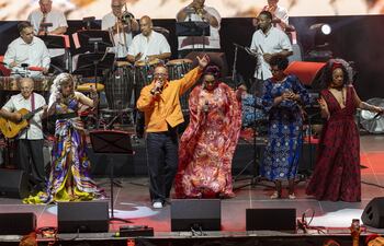 Los artistas cubanos Lena Burke; Isaac Delgado; Aymée Nuviola; Melvis Santa y Brenda Navarrete participaron del homenaje a Celia Cruz en el Central Park de Nueva York.