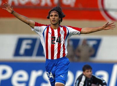 Roque Santa Cruz, jugador de la selección de Paraguay, festeja un gol en el partido frente a Argentina por las Eliminatorias Sudamericanas 2006 en el estadio Defensores del Chaco, en Asunción, Paraguay.