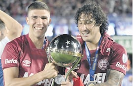 Ronaldo Dejesús y José Canale, los paraguayos que lograron el título de la Sudamericana con Lanús.