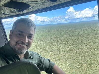El presidente Mario Abdo Benítez sobrevuela el Parque Médanos.