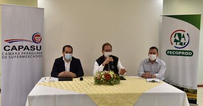El titular de Capasu, Alberto Sborovsky; el presidente de Fecoprod, Alfredo Fast y Blas Cristaldo, de Fecoprod (i a d), esta mañana en la firma de convenio en el local de Fecoprod.