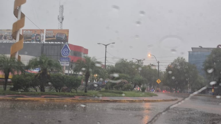 Lluvia en el Circuito Comercial de Encarnación.