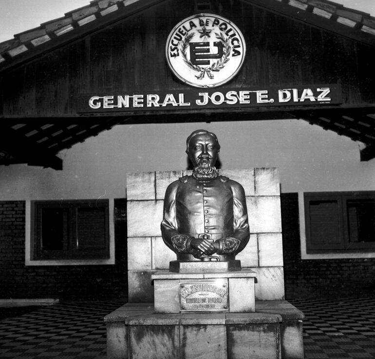 Busto del General José Eduvigis Díaz en la antigua Escuela de Policía.