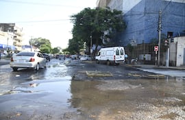 La calle Teodoro S. Mongelós de Asunción, al costado del Hospital de Trauma, se ve afectada por las aguas que riegan el asfalto.